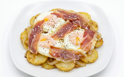 Huevos Estrellados sobre Panadera con Jamón Ibérico